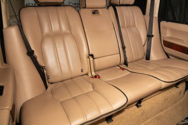 Novosibirsk, Rusya 31 Ocak 2020: Land Rover Range Rover, bej derili yolcular için arka koltuk, yolcu bölümüne açık kapı