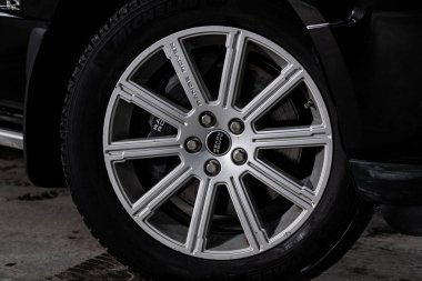 Novosibirsk, Rusya 31 Ocak 2020: Land Rover Range Rover, alaşımlı tekerlek ve yakın çekimde yeni lastik. Tekerlek ayarlama diski 