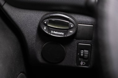 Novosibirsk, Rusya 31 Ocak 2020: Citroen Berlingo, buza yakın çekim düğmeleri. modern araba iç mimarisi  