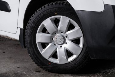 Novosibirsk, Rusya 31 Ocak 2020: Citroen Berlingo, alaşım tekerleğine yakın çekim. Novosibirsk 'te park halindeki modern bir arabanın fotoğrafı.