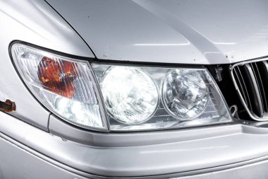 Novosibirsk, Rusya 31 Ocak 2020: Nissan Presage, yeni arabanın ayrıntılı ışığı. Dış detay  