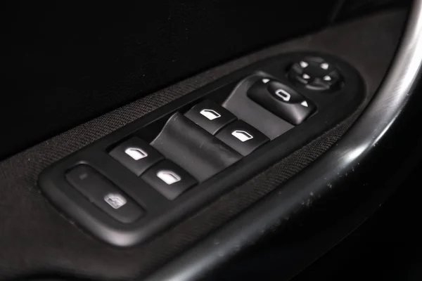 2020年2月23日 俄罗斯Novosibirsk Pegeuot 408 一款新车门控面板的特写 扶手休息与窗口控制面板 门锁按钮 和镜像控制 — 图库照片