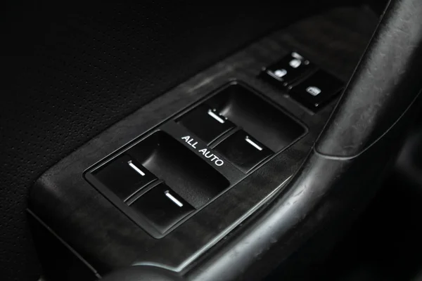 ロシア ノヴォシビルスク2020年2月25日 ホンダ アコード 新しい車のドアコントロールパネルの閉鎖 窓コントロールパネル ドアロックボタン ミラーコントロールで腕を休める — ストック写真
