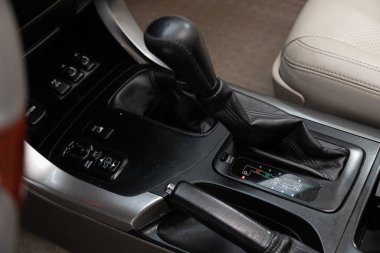 Otomatik vites kutusunun yakın görüntüsü. İç araba, otomatik vites kolu.;