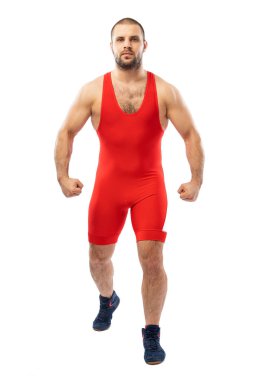 Kırmızı taytlı güçlü genç adam beyaz izole bir arka planda kendine güvenen bir şekilde poz veriyor. Sporcu kavramı, Greko-Romen güreşçi spor tasarımı.