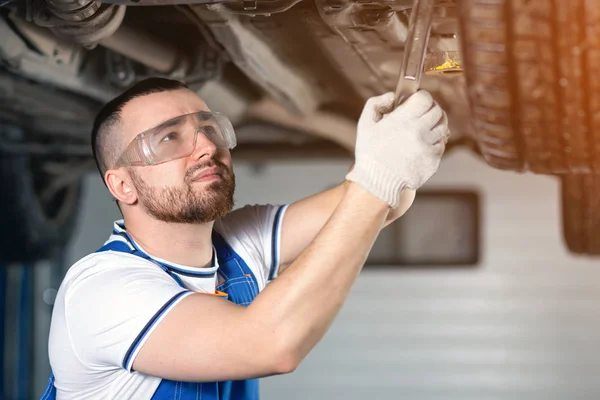 Ein Junger Mann Automechaniker Overalls Repariert Seinem Arbeitsplatz Die Aufhängung — Stockfoto