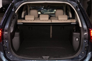 Novosibirsk, Rusya 10 Şubat 2020: Mitsubishi Outlander, bagajı açık bir arabanın arka görüntüsü