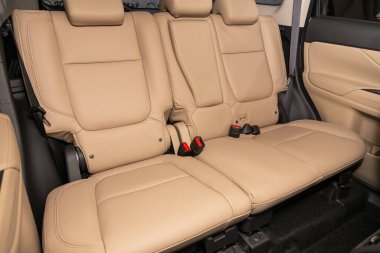 Novosibirsk, Rusya 10 Şubat 2020: Mitsubishi Outlander, bej derili yolcuların arka koltuğu, yolcu kompartımanının kapısı