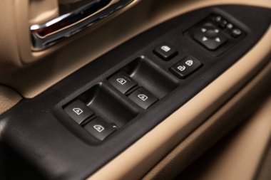 Novosibirsk, Rusya 10 Şubat 2020: Mitsubishi Outlander, modern otomobilin iç mimarisi. Yan kapı düğmeleri: pencere, ayna ayarlama düğmeleri, kapı kilidi. Araba içeride. 