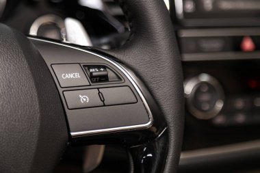 Novosibirsk, Rusya 10 Şubat 2020: Mitsubishi Outlander, hızlı kontrol telefonu, müzik ve diğer işlevler için çok fonksiyonlu yeni siyah direksiyon simidi