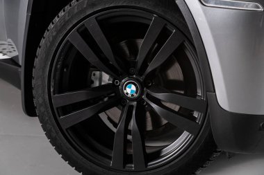Novosibirsk, Rusya 12 Şubat 2020: Bmw X6, Alaşımlı tekerlekli araba tekerleği ve yakın çekimde yeni lastik. Tekerlek ayarlama diski