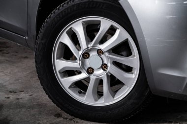 Novosibirsk, Rusya, 9 Şubat 2020: Lada Vesta, Alaşımlı tekerlek ve yakın çekimde yeni lastik. Tekerlek ayarlama diski