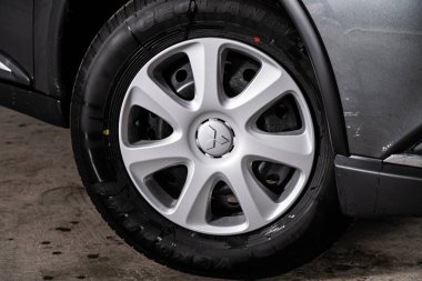 Novosibirsk, Rusya 10 Şubat 2020: Mitsubishi Outlander, Alaşımlı tekerlek ve yakın çekimde yeni lastik. Tekerlek ayarlama diski