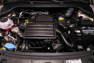 Novosibirsk, Rusya 09 Şubat 2020: Skoda Rapid, araba motorunun ön görüntüsünü kapatın. İçten yanmalı motor, araba parçaları, ayrıştırma