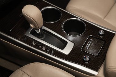Novosibirsk, Rusya 29 Aralık 2019: Nissan Teana, Vites Vardiyası. Arabanın otomatik vites kutusu, arabanın içi.