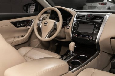 Novosibirsk, Rusya, 29 Aralık 2019: Nissan Teana, yeni stil bir arabanın salonu, yolcu tarafından görüş. Araç içi: bej derili sürücü koltuğu