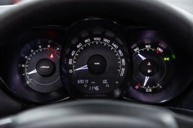 Novosibirsk, Rusya, 09 Şubat 2020: Lada Vesta, arabanın ön paneli parlak ışıkla aydınlatılmıştır. Hız göstergesi, daire ölçer, yağ ve yakıt seviyesi