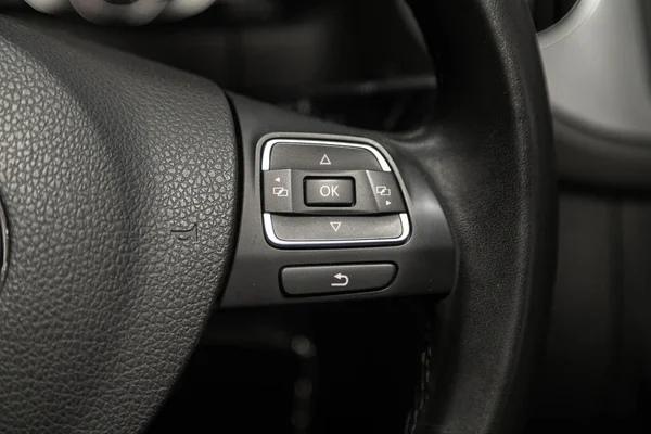 2019年12月29日 俄罗斯Novosibirsk Volkswagen Tiguan 新型黑色方向盘 带有多功能按钮 可快速控制电话 音乐和其他功能 — 图库照片