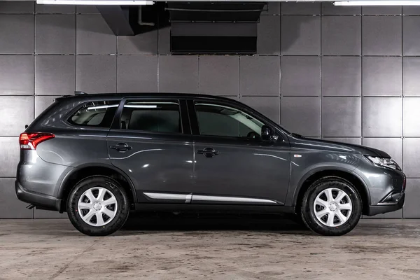 2020 Novosibirsk Russia Gray Mitsubishi Outlander Side View 노보시비르스크에 주차장에서 — 스톡 사진