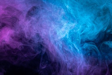 Zehirli renkli duman hareketi siyah arka planda soyut, yangın tasarımı. Fantezi pembe ve mor duman siyah arkaplan üzerinde soyut. 