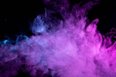 Renkli pembe ve mavi siyah bir duman arka plan izole. Vap duman arka plan