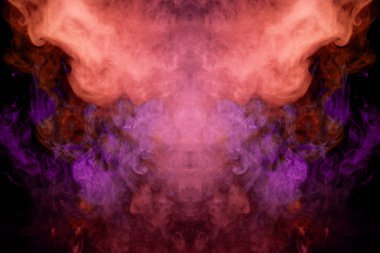 Kafatası, canavar, ejderha şeklinde koyu renkli pembe ve kırmızı dumanlı siyah izole bir arka plan. Sigara dumanından arkaplan. Havalı tişörtler için mocap