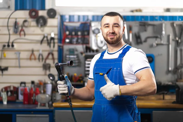 Ein Junger Mechaniker Overalls Posiert Seinem Arbeitsplatz Und Hält Einen — Stockfoto