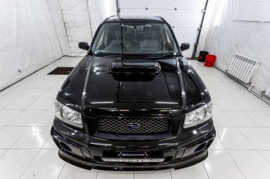 Novosibirsk, Rusya 02 Mart 2020: Siyah cilalı Subaru Forester, cephe manzaralı. Japonya 'da yapılan parlak bir oto yıkama üzerine modern bir kesişmenin fotoğrafı. 