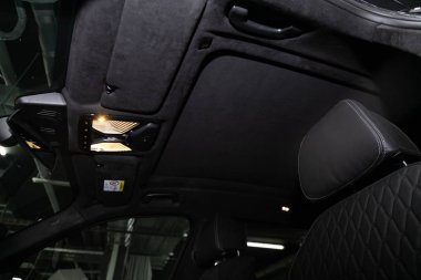 Novosibirsk, Rusya 12 Şubat 2020: Bmw X7, Deri iç dizayn, araba yolcusu, kapak ve koltuk kemeri olan sürücü koltukları. 