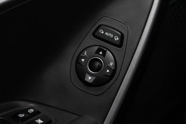 Novosibirsk, Rusya 05 Ocak 2020: Hyundai Santa Fe, düğmelere yakın çekim: yan ayna ayarlama düğmeleri. modern araba iç mimarisi