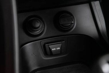 Novosibirsk, Rusya 05 Ocak 2020: Hyundai Santa Fe, Arabada bir şarj, sigara çakmağı, aux, usb konnektörleri kapatın. modern araba iç mimarisi