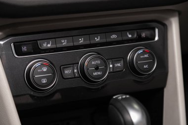 Novosibirsk, Rusya 12 Şubat 2020: Volkswagen Tiguan, klima düğmeleri ile klima kontrol paneli olan enstrüman otomobil panelini kapatın.