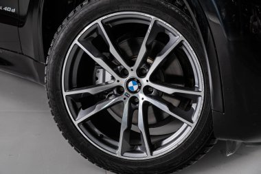 Novosibirsk, Rusya 12 Şubat 2020: Bmw X5, Alaşımlı tekerlekli araba tekerleği ve yakın çekimde yeni lastik. Tekerlek ayarlama diski