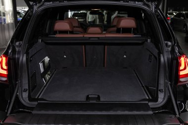 Novosibirsk, Rusya 12 Şubat 2020: Bmw X5, Bagajı açık bir arabanın arka görüntüsü