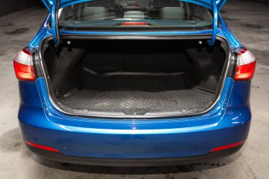 Novosibirsk, Rusya 18 Aralık 2019: Kia Cerato, açık bagajlı bir arabanın arka görüntüsü