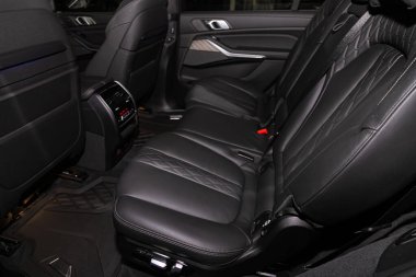 Novosibirsk, Rusya 12 Şubat 2020: Bmw X7, siyah derili yolcuların arka koltuğu, yolcu kompartımanının kapısı
