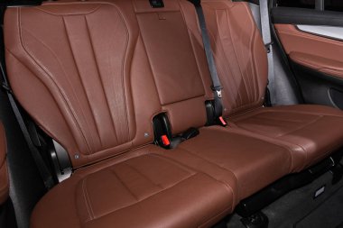 Novosibirsk, Rusya 12 Şubat 2020: Bmw X5, kahverengi derili yolcuların arka koltuğu, yolcu kompartımanının kapısı