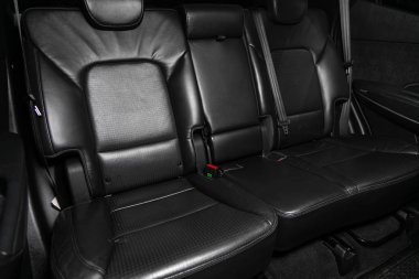 Novosibirsk, Rusya 05 Ocak 2020: Hyundai Santa Fe, siyah derili yolcuların arka koltuğu, yolcu kompartımanının kapısı