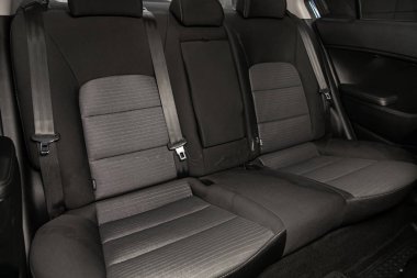 Novosibirsk, Rusya 18 Aralık 2019: Kia Cerato, siyah tekstil yolcuları için arka koltuk, yolcu kompartımanının kapısı açık