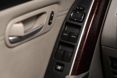 Novosibirsk, Rusya 05 Ocak 2020: Mazda Cx-9, modern otomobilin iç mimarisi. Yan kapı düğmeleri: pencere, ayna ayarlama düğmeleri, kapı kilidi. Araba içeride. 