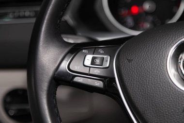 Novosibirsk, Rusya, 12 Şubat 2020: Volkswagen Tiguan, direksiyon, Müzik, Kontrol Sistemi ve arabadaki sesli telefon kontrolörü. modern araba iç mimarisi