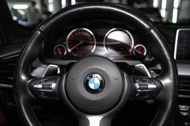 Novosibirsk, Rusya 12 Şubat 2020: Bmw X5, gösterge paneli, oyuncu, logo ve düğmeli direksiyon, hız göstergesi ve taktik ölçer