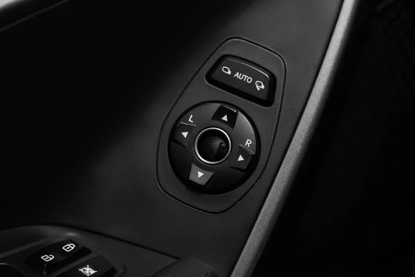 2020年1月5日 俄罗斯新锡尔斯克 现代圣达菲 按钮关闭 侧镜调整按钮 现代汽车内部 — 图库照片