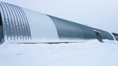 Kış günü malzeme depolamak için büyük bir metal sanayi deposu. Endüstriyel ulaşım, yükleme ve depolama kavramı