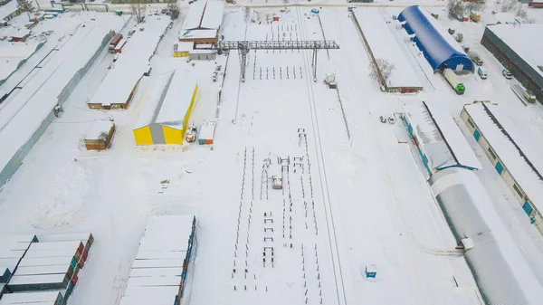 Karda Bir Inşaat Alanının Arka Planındaki Metal Yapılar Imalat Atölyesi — Stok fotoğraf