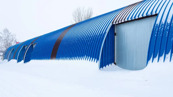 Фасад Синего Металлического Склада Коммерческое Здание Входами Автомобилей Хранения Товаров — стоковое фото
