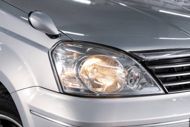 Novosibirsk, Rusya 15 Ocak 2020: Nissan Xtrail, yeni aracın ayrıntılı ışığı. Dış detay  