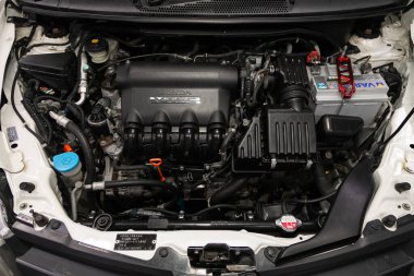 Novosibirsk, Rusya 24 Ocak 2020: Honda Airwave, araba motorunun ön görüntüsünü kapatın. İçten yanmalı motor, araba parçaları, ayrıştırma
