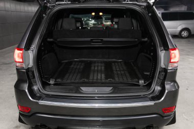 Novosibirsk, Rusya 05 Mart 2020: Jeep Grand Cherokee, bagajı açık bir arabanın arkası. Modern bir arabanın dışı.
