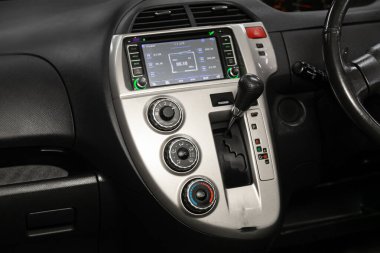 Novosibirsk, Rusya 24 Ocak 2020: Toyota Ractis, merkezi kontrol paneline yakın çekim, müzik ve radyo ile izleme, havalandırma, klima, oyuncu. modern araba iç mimarisi